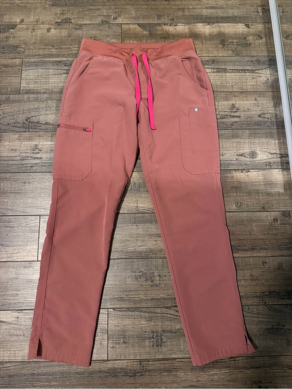 Women’s Figs straight leg scrub pants in MAUVE